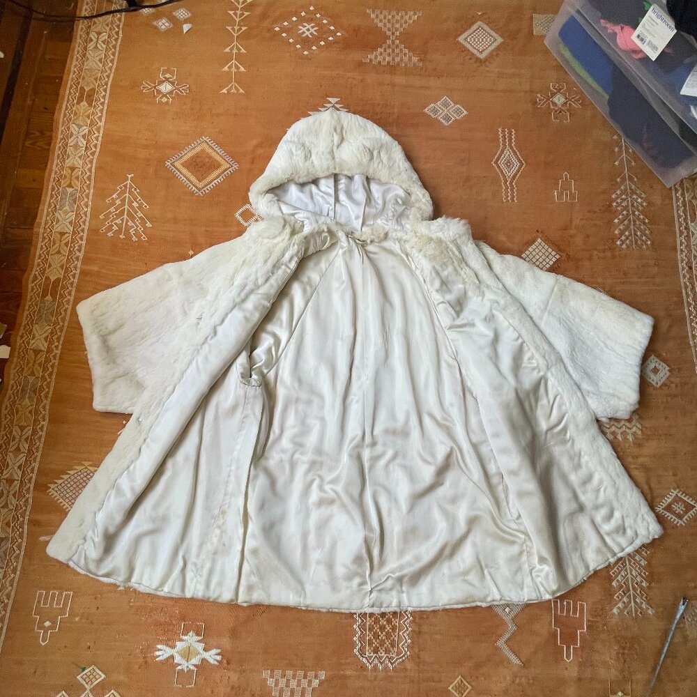 Vintage White Fur Hooded Coat – Oversized Short Sleeve Plush Winter Jacket L-XL - Picture 5 of 8